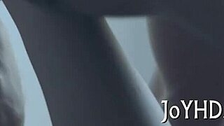 Remaja seksi 18+ ditangkap dalam aksi hardcore liar, sloppy dengan jilat bola kasar