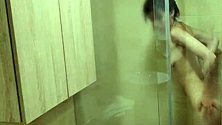 美しいラティーナがシャワーで友達の夫に誘惑される