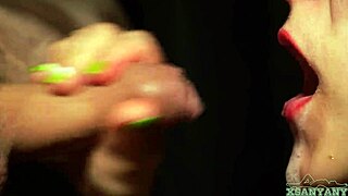 पिंक-हेयर्ड क्यूटी का मिल्की ब्लोजॉब का क्लोज अप, माउथ में डिलिशियस कम 4K ASMR में - xsanyany