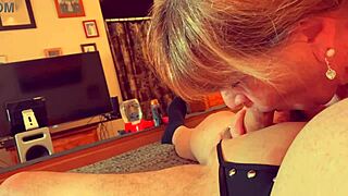 סבתא ולמה דינקלי נותנת מציצה אינטנסיבית בקלוזאפ בפווי