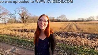 Crvenokosa tinejdžerka skida se gola napolju prvi put