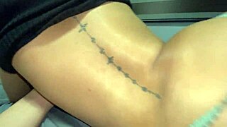 ابنتي الخطوة تترك الباب مفتوحاً وتخلع الثونج. أنيكها بأسلوب الملعقة لأنها مثيرة.