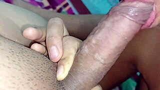 在牧场上舔逼和口交近景