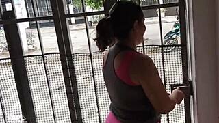 नेचुरल कर्व्स वाली मेच्योर महिलाओं के बीच गीली लेस्बियन एक्शन