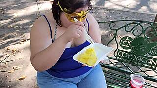 Proždirem kurac i jaja svog tipa, vadim spermu da jedem sa ananasom napolju