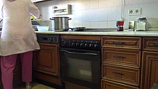 Sesso casalingo rischioso con sorellastra arrapata