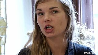 Видел когда-нибудь, как датская красотка играет стеклянным дилдо на своей волосатой киске?