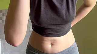 Rozkošná teen Maiskii masturbuje jen pro tebe