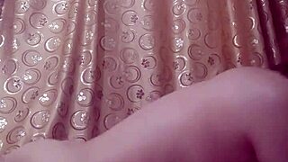 Hei, sjekk denne barbert amatøren med store pupper som gir privat dans, rister våt rumpe og hårløs kropp