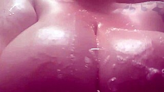 大肥皂奶子在蒸汽淋浴闪耀