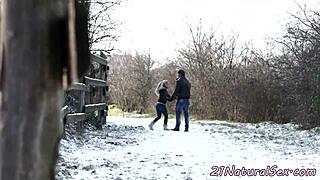 Уау, тази дребна 18+ красавица язди на пода и е гореща! 😍