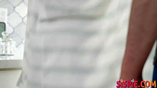 Siostra przyrodnia Princess Andi Rose drażni Nicka Strokesa