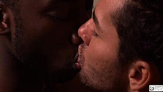 ホットな男たちがワイルドなギャングバンオーギーパーティーに参加