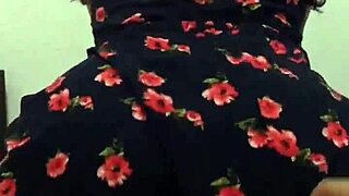 ¡Wow, vecina en vestido floral se pone salvaje conmigo!