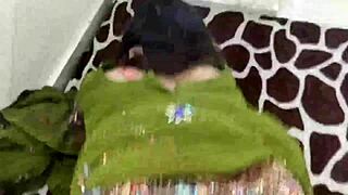 भारतीय सौतेली माँ रसोई में सौतेले बेटे को फक करती है