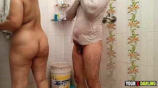 Sateessa kastunut tyttö saa lämpöä pyöreän äitipuolen kropasta kylpyhuone-creampien kanssa.