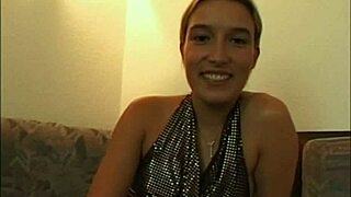 Hey, vil du se to smukke tyske unge kvinder 18+ gnide fisser første gang på kamera?