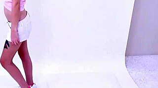 Glamur fotoğraf çekiminde sarışın 18 yaşındaki sertçe sikiliyor