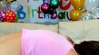 Hej, rodziców nie ma w domu, więc ten młody 18+ facet onanizuje się na kamerkę lol 😜