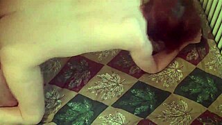 Heiße rothaarige MILF fickt hart in hausgemachtem Clip