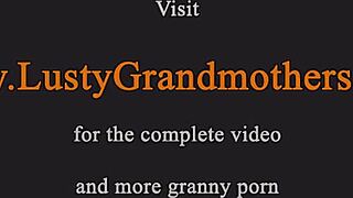 Сиськастая зрелая бабенка дрочит огромный член Вау!