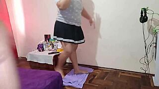 Моя соседка-нимфоманка всегда хочет трахаться, выжимая меня досуха каждый раз.