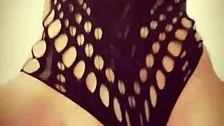 Amatørkjæreste i undertøy suger og rir kuk med stor rumpe etter fest.