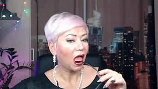 الحياة السرية لنجوم الإباحية الخطوة مع كلام قذر وممارسة شفاه رطبة. صدر خارج وملابس ممزقة في العمل.