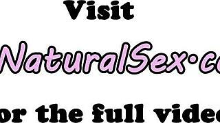 Kaunis tyttö imee ja ratsastaa poikaystävänsä kullilla puhtaalla himolla