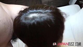 日本熟女在酒店房间被POV狂操，她毛茸茸的身体渴望更多狂野动作！