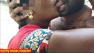 देसी हॉर्नी लड़की जंगल में दोस्त से चूमती और वाइल्ड फिंगरिंग करती है