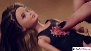 MILF lesbian brunette duduk muka atas isteri anak tiri berbucu besar