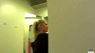 Hej, ta blondinka je varala prav v trgovini v nakupovalnem centru!