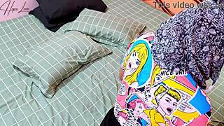 Krásná Asiatka s velkou prdelí je drcena obřím ptákem