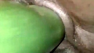 我的黄瓜能比你的鸡巴厉害吗？油腻的特写