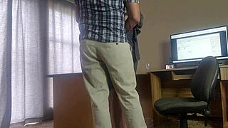 Šef uhvaćen kako jebe sekretaricu jako