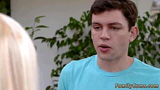 Első kemény jelenet amatőr tinivel 18+, nyújtózik a kádban a mostohával