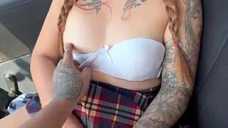 Taksista iskorišćava devojku bez novca za vožnju