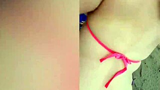 Liten blond skjøge blir frekk med suging på offentlig strand