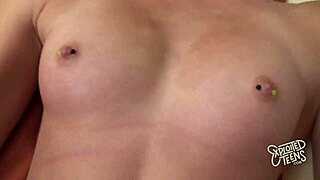 Uusi vaalea 18-vuotias opettaja kumartuu anaaliin. Hän saa creampien syvälle pilluun.