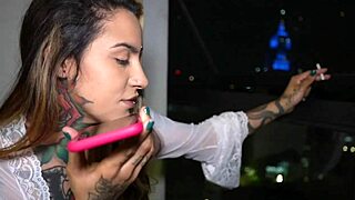 Apartman komşusu sikime oturmak istiyordu ve başardı