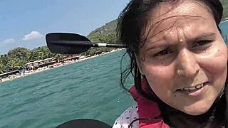 समुद्र में बोट पर चुदाई बहुत मजेदार है!