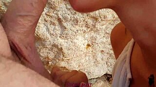 Chica española traga semen en playa en show público ¡Guau!