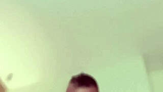 hey, je peux gérer cette énorme bite ou ça va me faire pleurer ? mais ce jet de sperme sur moi, oh c'est si bon !