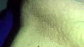 Squirt vstavljanja v bližnjem posnetku z veliko mokro pičko