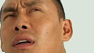 Baisée par deux mecs en suçant une bite en levrette