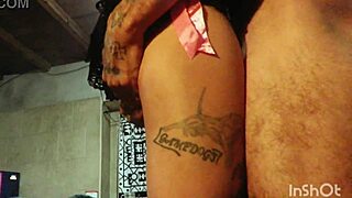 Madura tatuada e curvilínea leva uma fodida forte em vídeo caseiro