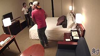 टोक्यो में, स्लट्टी एशियंस फ्री सीन 0334 में अनसेंसर ब्लो जॉब से पागल हो जाते हैं।