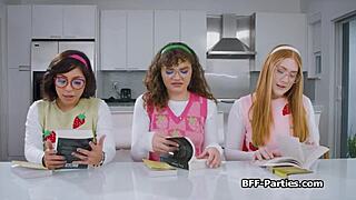 Bokklubb Blir till Vild Fyrling med Nördiga Flickvänner