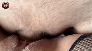 Nærbillede sæd dækker min trimmede saftige fisse